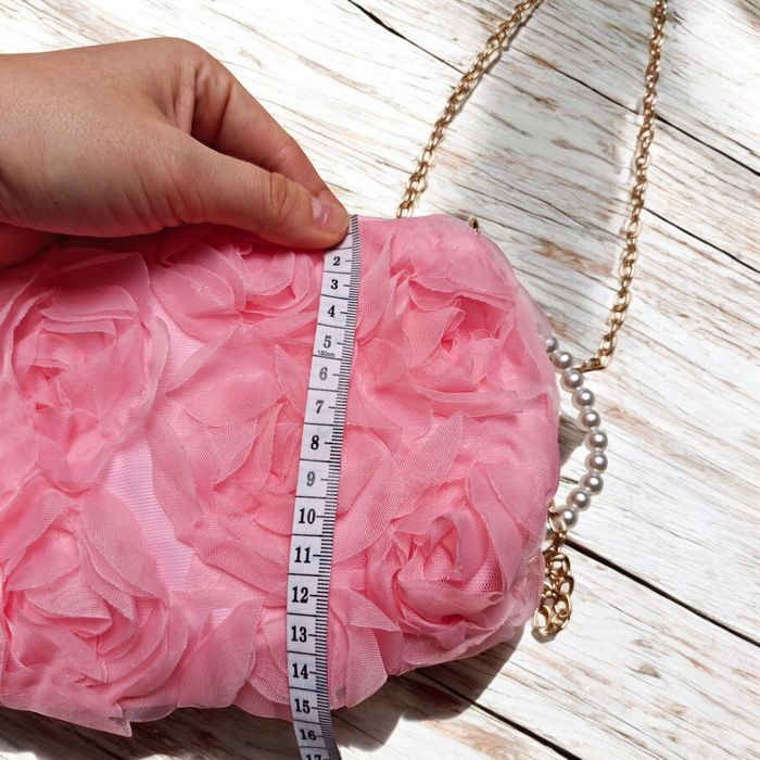 Cudna różowa torebka wizytowa na łańcuszku z perłowym uchwytem