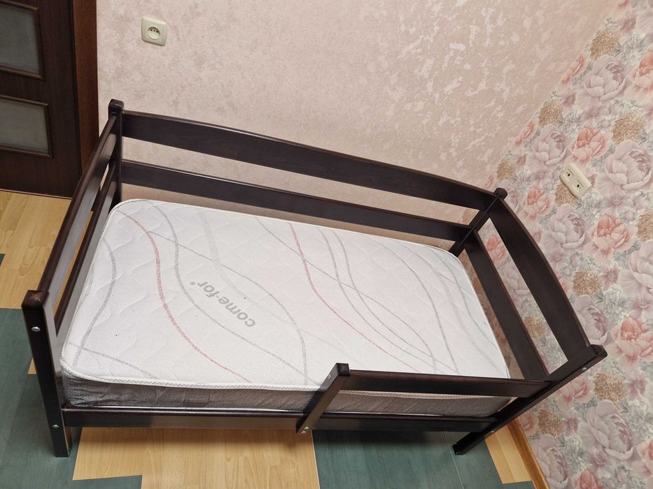 Кровать с матрасом и стульчик