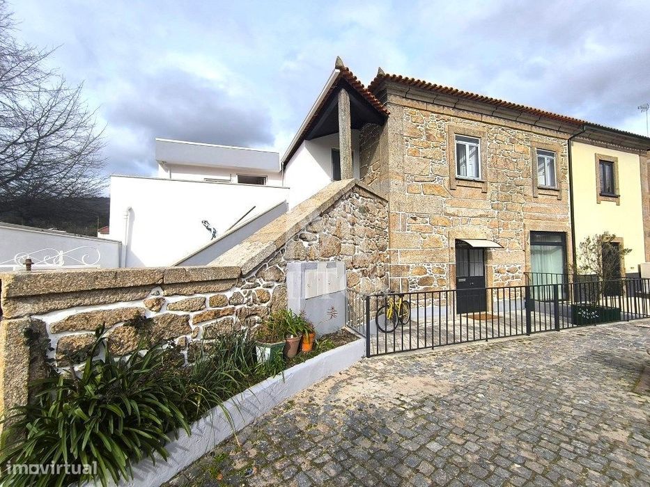Prédio com 2 andares moradias em Barroselas