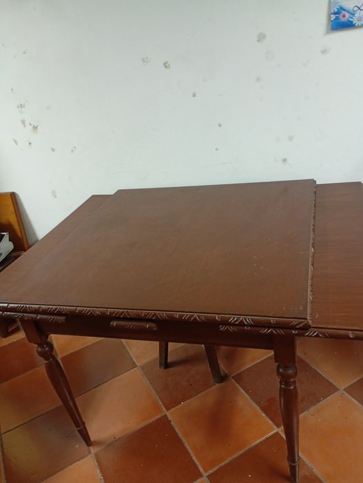Mesa sala de jantar extensível a dois metros e vinte.