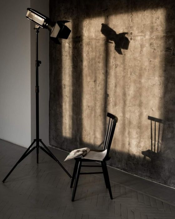 Деревяний табурет, стілець. Столики для кафе