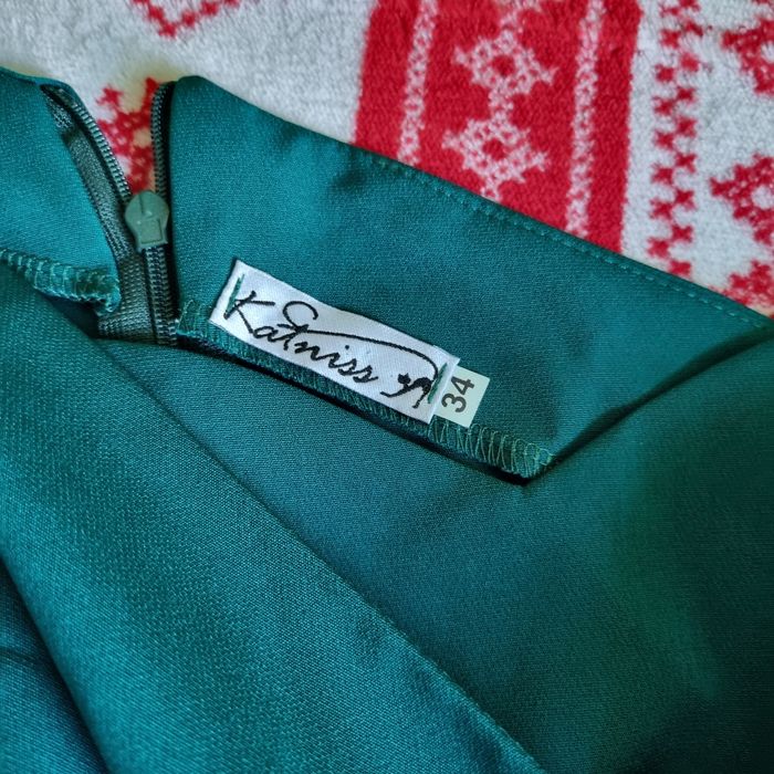 Sukienka butelkowa zieleń. Jedno ramię