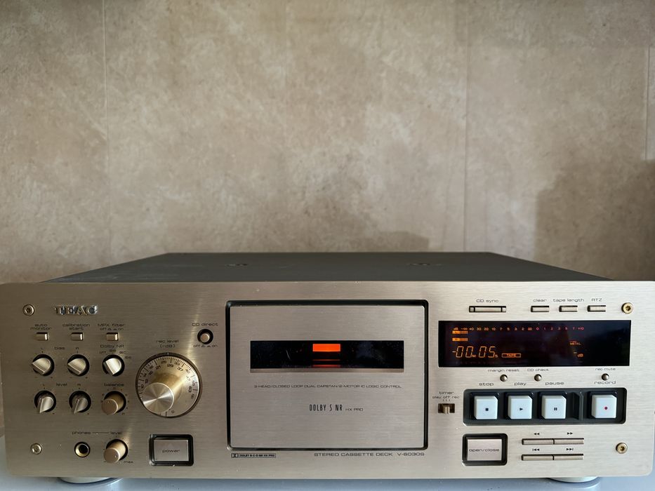 Кассетная дека высокого класса TEAC V 6030S. Цвет шампань.