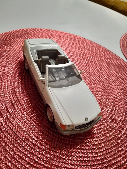 Model Mercedes-Benz 500SL z 1989 roku,  skala 1/1