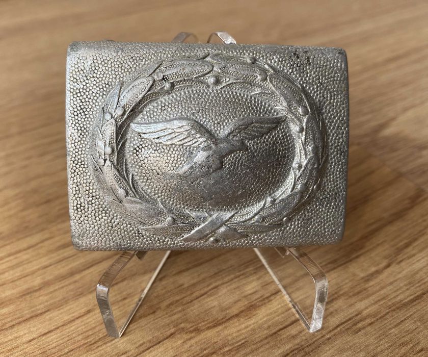 Zestaw Luftwaffe: klamra, orzeł, insygnia czapkowe, porcelana