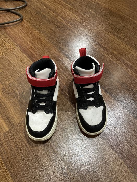 Botas tenis de cano  baixo cores branco preto e vermelho