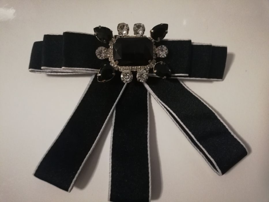Broszka z kamieniami, cyrkoniami