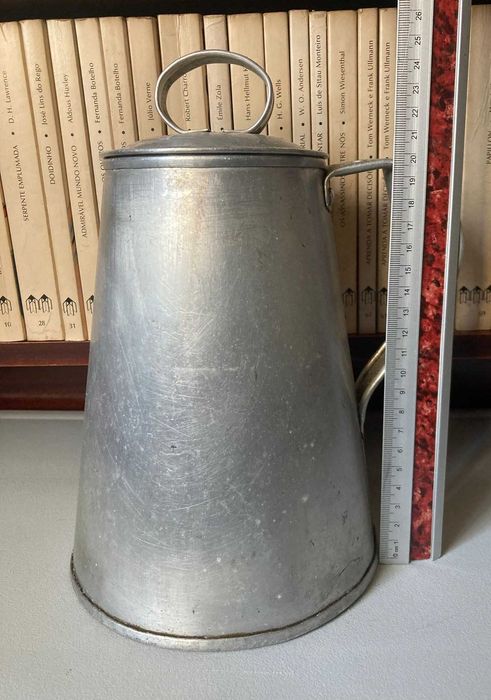 Cafeteira de Metal Antiga + 4 Chávenas de Metal