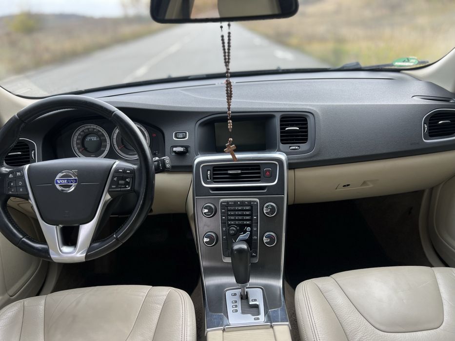 Автомобіль Volvo V60