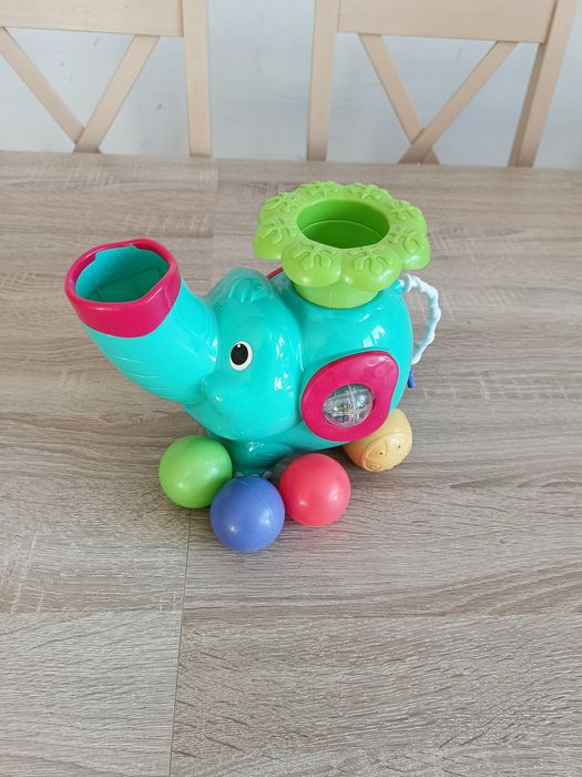 Słonik wyrzucający piłki