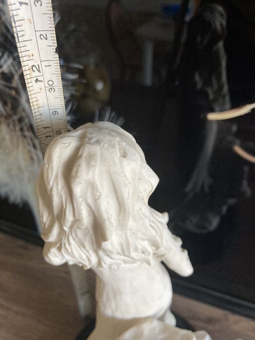 Figurka kobieta z gołębiem alabaster