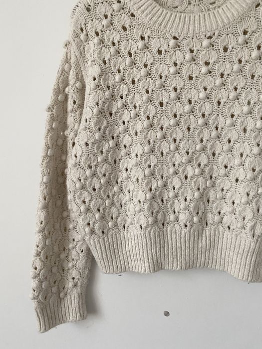 Zara śmietankowy sweter ażurowy kulki pompony