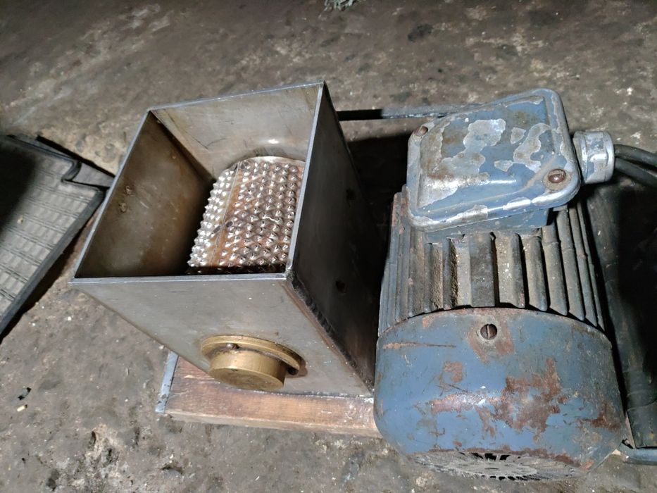 Електротертка для яблук з двигуном