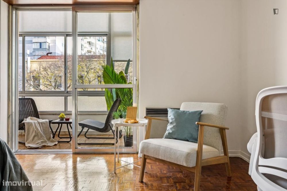 Quarto - localizado em Campolide Lisbon