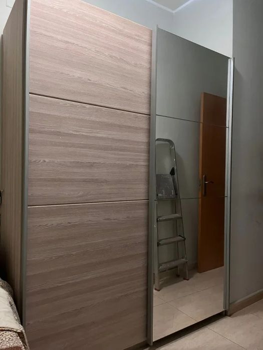 Roupeiro branco desmontado