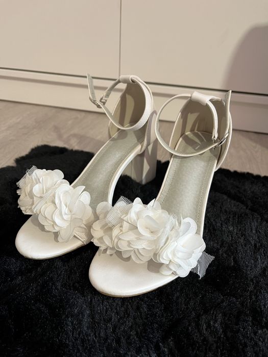Biale sandałki ślubne