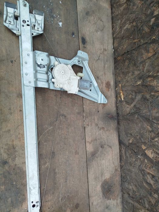 Склопідйомник передній Mercedes Sprinter W906 Мерседес