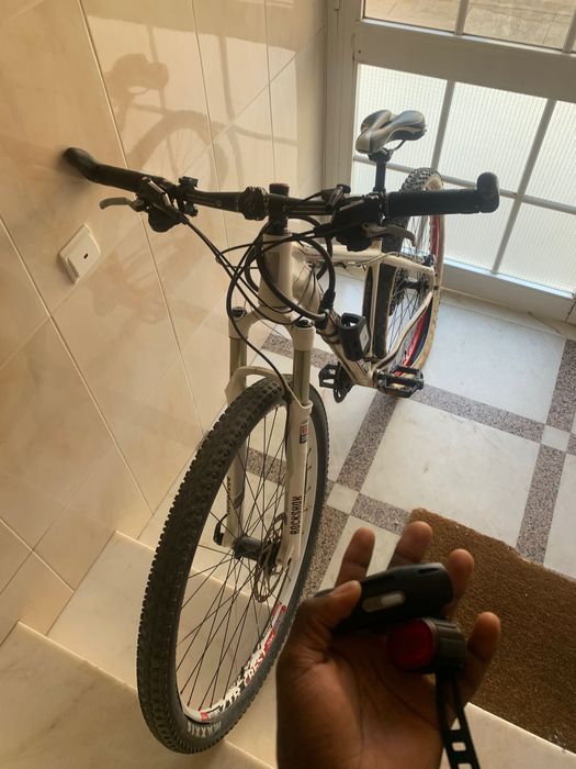 Bike pouco utilizado roda 29 com luzes