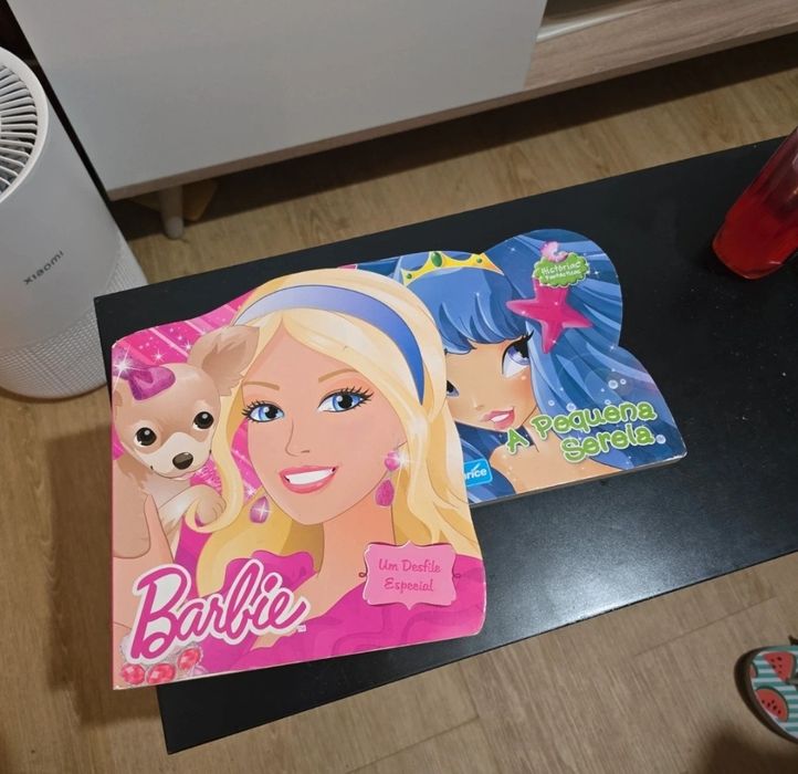Lote de 2 Livros Infantis - "Barbie Um Desfile Especial" e "A Pequena Sereia"