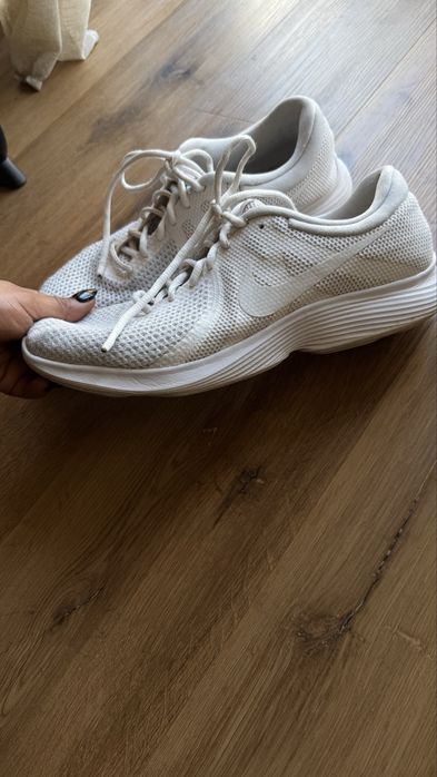 Ténis Nike brancos 43
