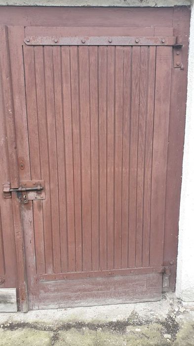 Drewniane drzwi garażowe.