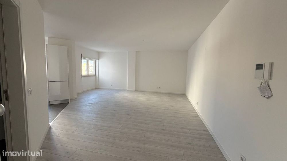Apartamento T0 com parqueamento e vistas de mar