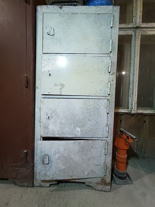 Металічні сейфи 3 штуки