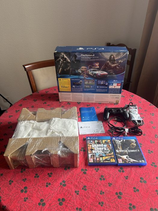 Playstation 4 , semi nova 1 comando 2 jogos