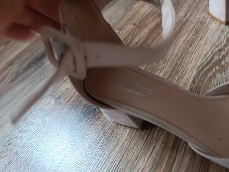 Buty na słupku beżowe