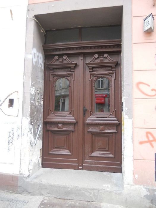 Renowacja drzwi, mebli bram i schodów