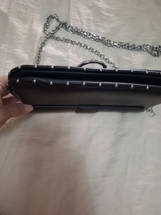 Mala preta com tachas