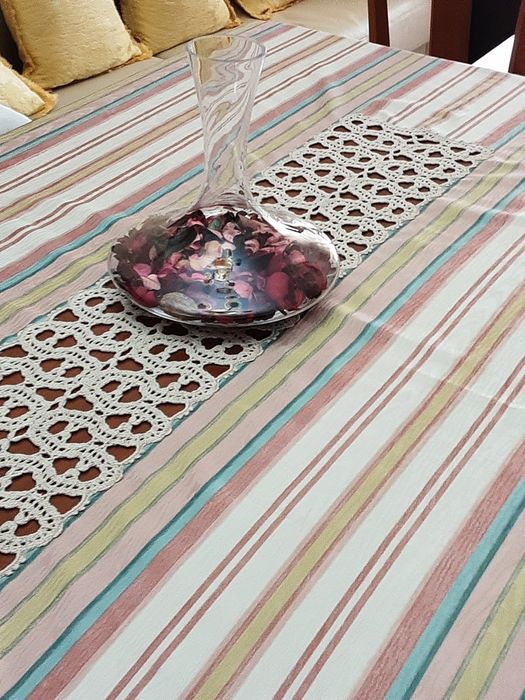 Toalha  de mesa ótimo tecido  com aplicação  em croché