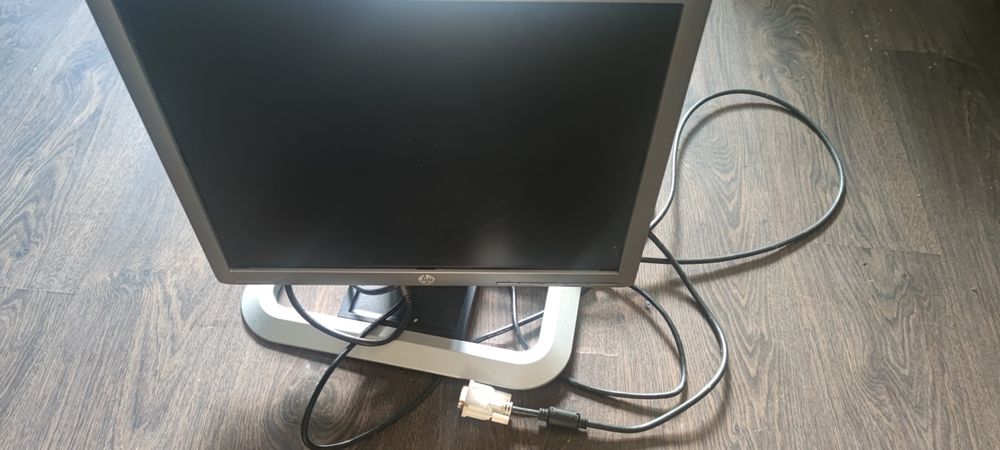 Манитор Samsung рабочий имеет 3 степени свободности при установке.