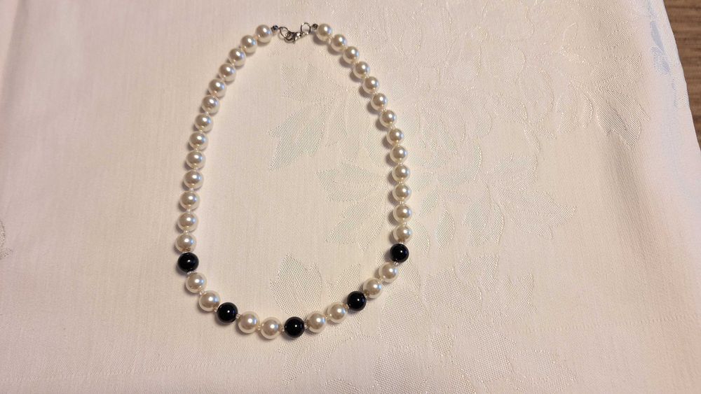 Colar de perolas brancas e pretas