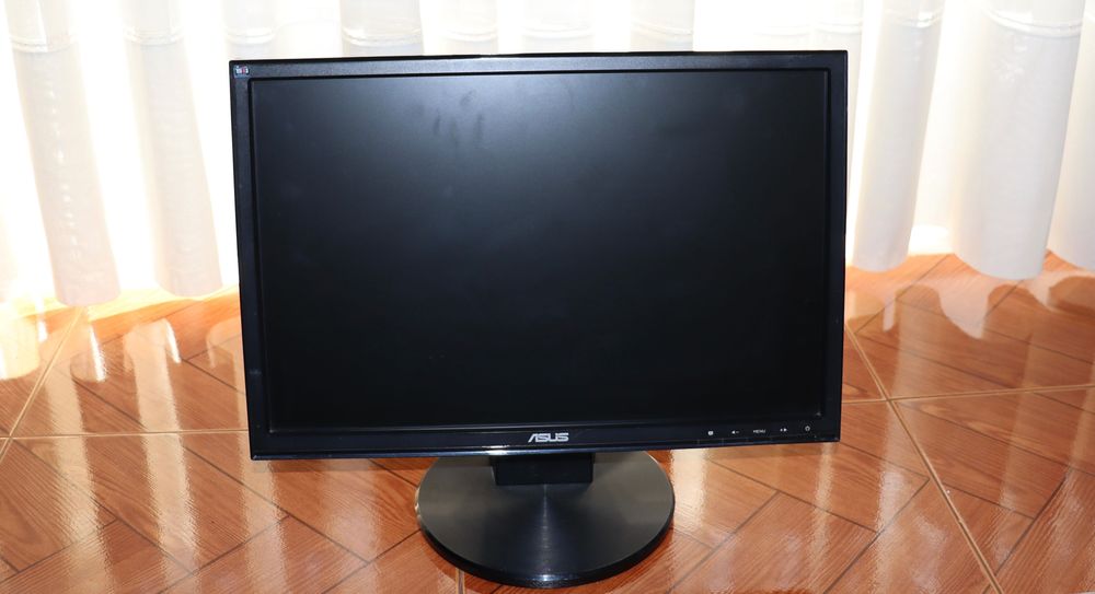 Monitores de 18'' Sony e V7