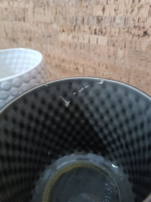 Três vasos com relevo