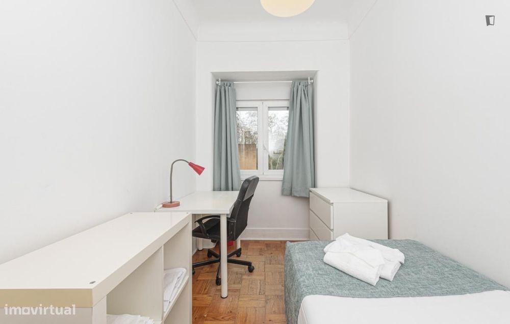 Quarto - localizado em Sete Rios Lisbon