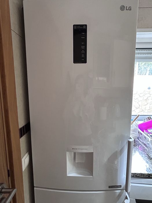 Frigorífico Combinado LG com Dispensador de Água - Bom Estada