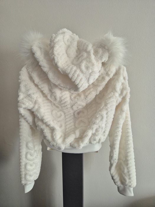 Casaco Crop Fofinho Branco com Capuz

Com pelinho, é quente
Super fofo