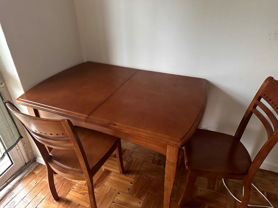 Boa qualidade, extensível com 4 cadeiras  use apenas o WhatsApp.