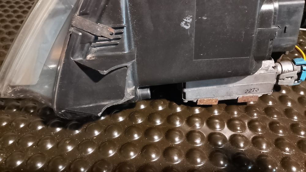 Lampa przód Passat B5 lift XENON Prawa kompletna Hella