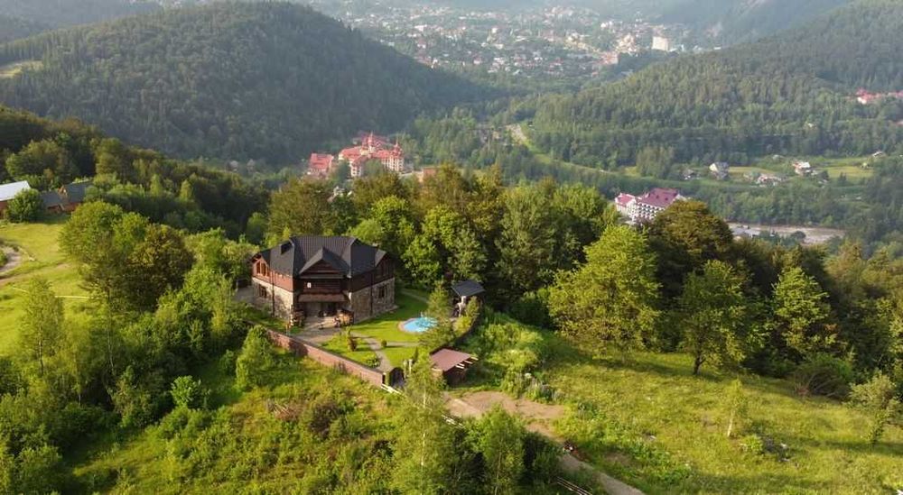 Будинок на вершині своїй гори в м. Яремче