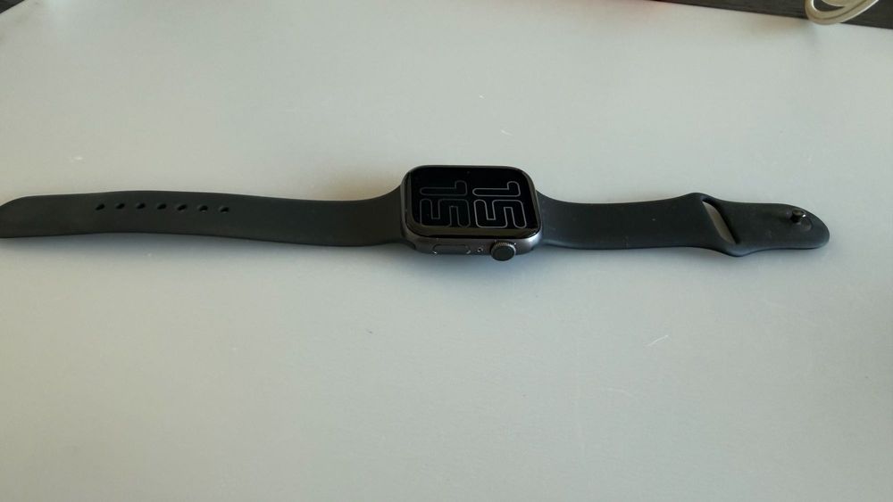 Apple Watch Series 6 – 44 mm + 2 Free Straps – Good Condition64284289107969122