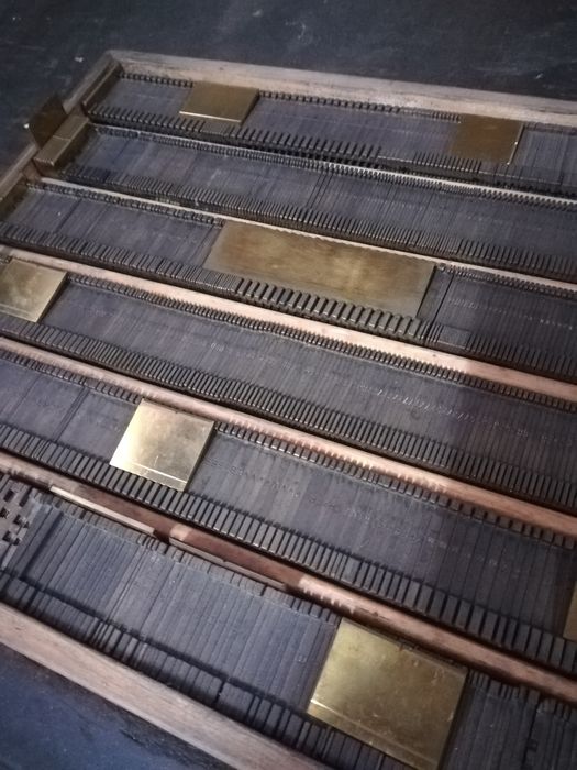 Caixa de Tipografia com placas de latão. 9Kg.