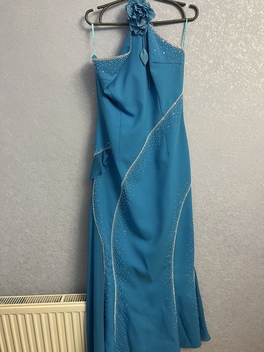 Красива вечірня сукня