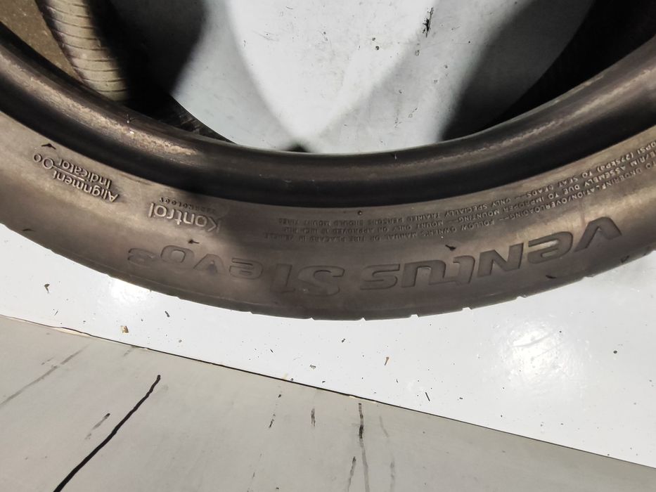 2 pneus semi novos 235-40R19 Hankook - Oferta dos Portes