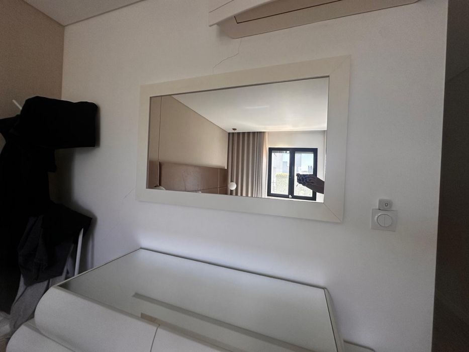 Comoda e espelho de quarto