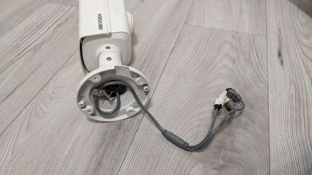 Biała Używana Kamera Analogowa Monitoring Hikvision HD WDR 2Mpx 5-50mm