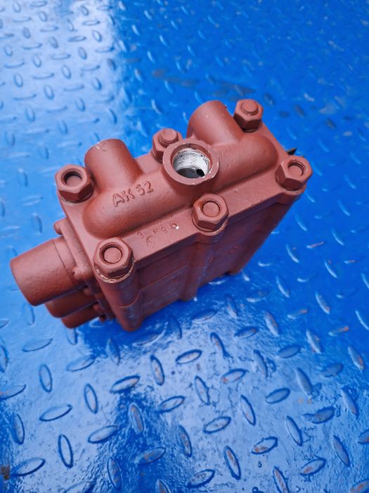Rozdzielacz hydrauliczny 3-sekcyjny