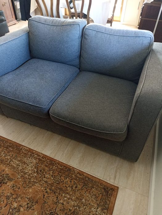 Sofá cinza, muito confortável